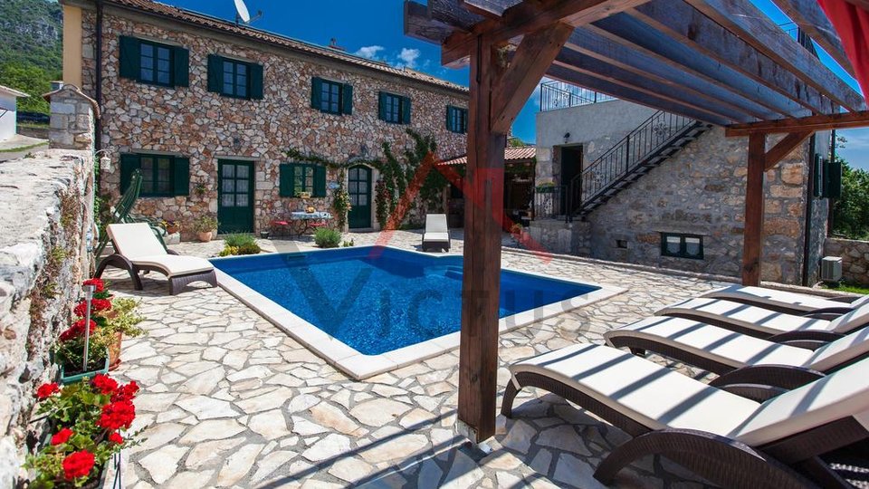 Villa in pietra con piscina