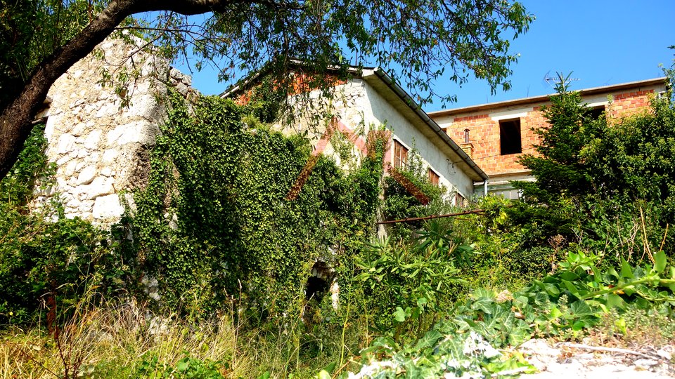 VINODOLSKA GEMEINDE drei Häuser und ein Garten von 752 m2