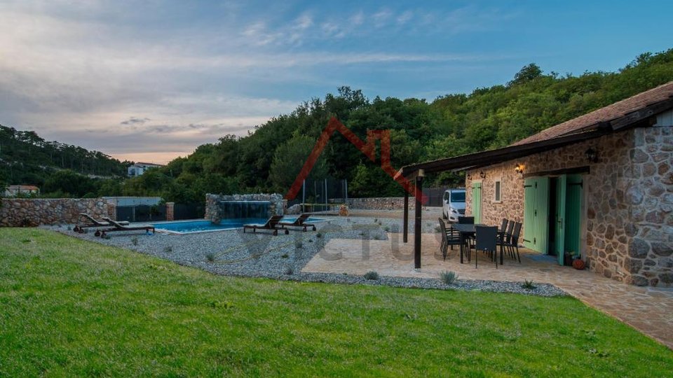 VRBNIK - kamena kuća sa bazenom i velikom okućnicom