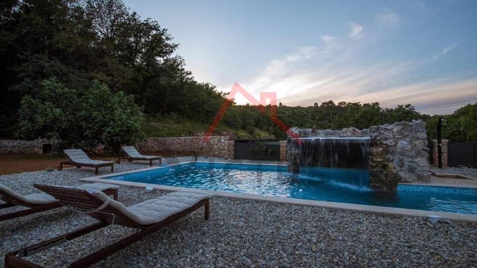 VRBNIK - casa in pietra con piscina e ampio giardino