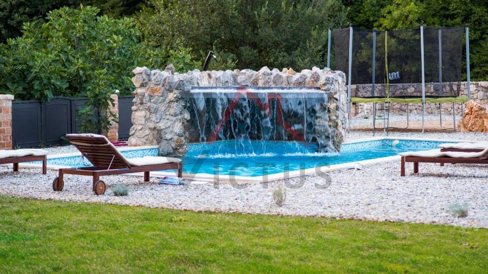 VRBNIK - casa in pietra con piscina e ampio giardino