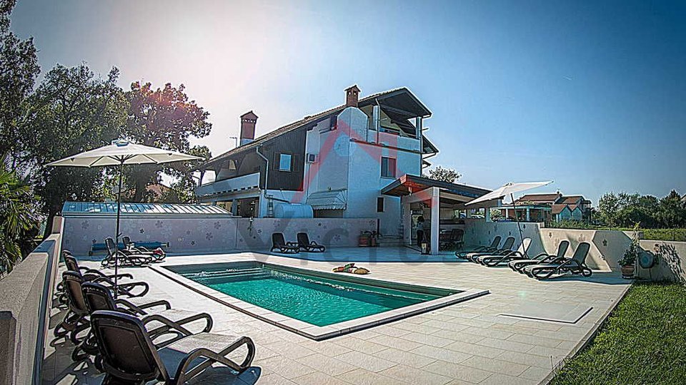 NOVIGRAD, casa indipendente con piscina