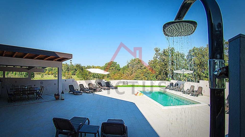 NOVIGRAD, detached house with pool