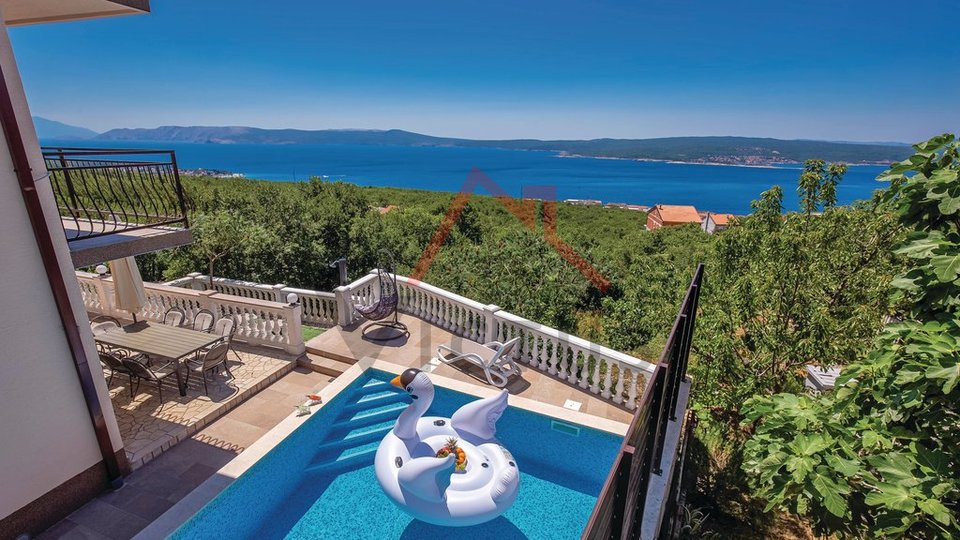 CRIKVENICA - house with three apartments, swimming pool and garage