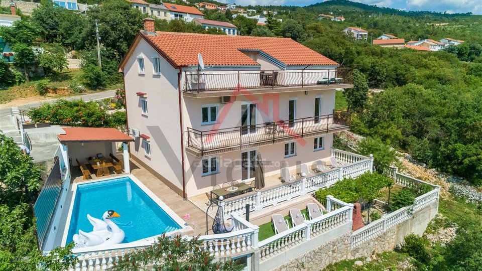 CRIKVENICA - house with three apartments, swimming pool and garage