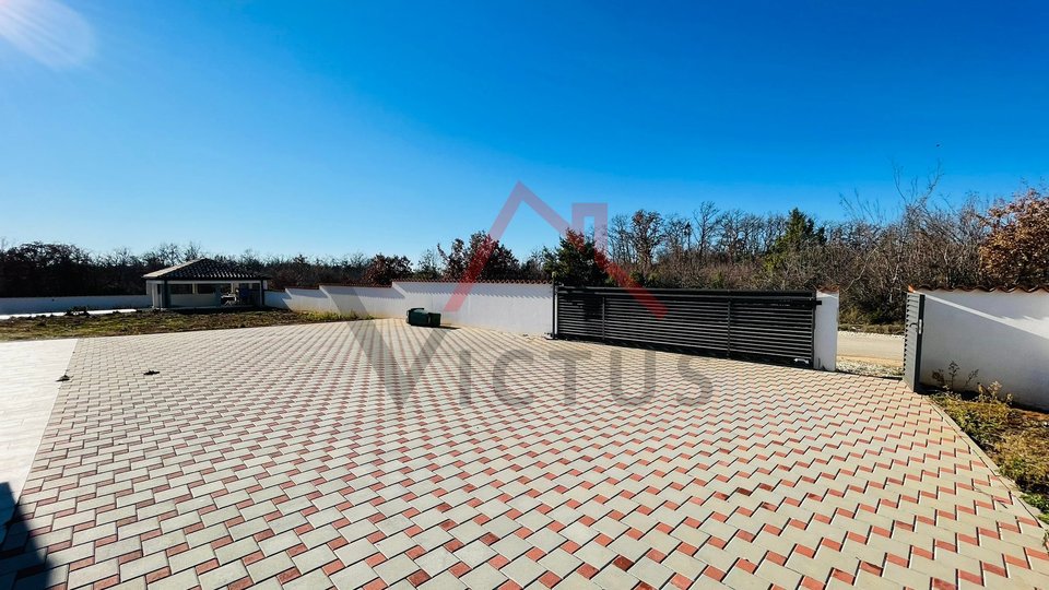 POREČ, SURROUNDINGS - ground floor with pool and land 1300m2