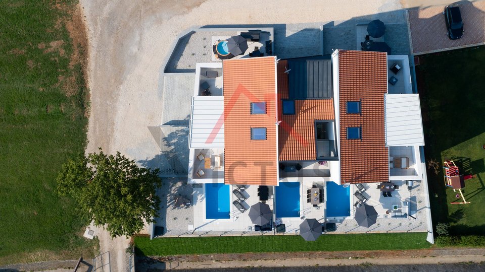 POREČ, SURROUNDINGS - modern house with pool