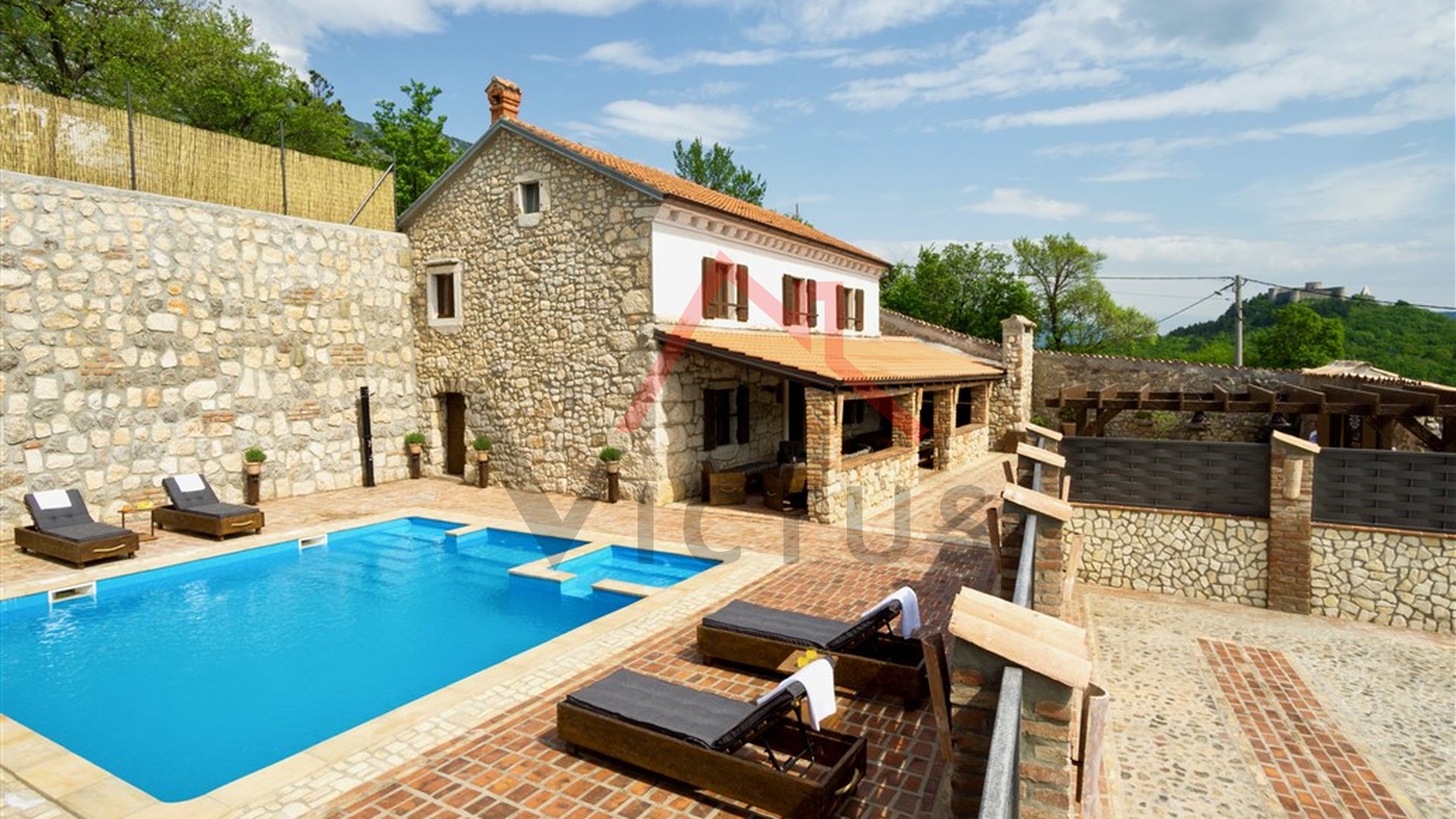 HINTERLAND OF CRIKVENICA, stone house with a pool