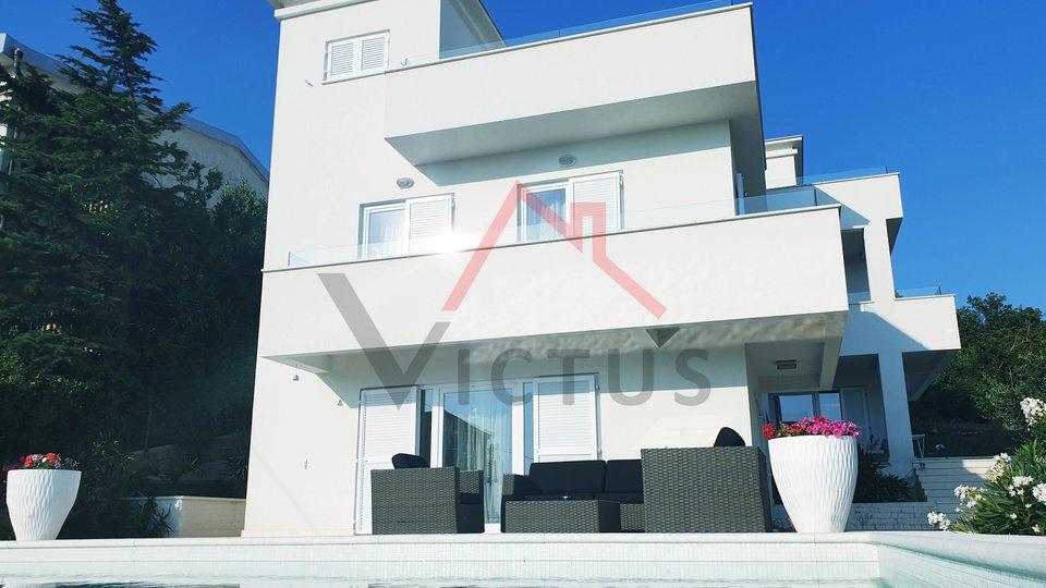 DRAMALJ - three-story apartment with pool and sea view