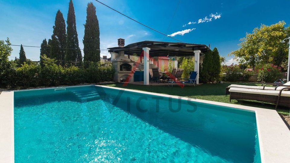 CRIKVENICA - Villa s bazenom i okućnicom, 50 metara od mora