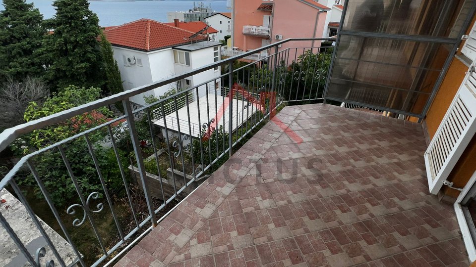 SELCE - house with 4 apartments, garage and garden