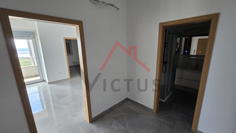 JADRANOVO - 2 camere da letto + bagno, appartamento con due posti auto e vista mare aperta, 73 m2