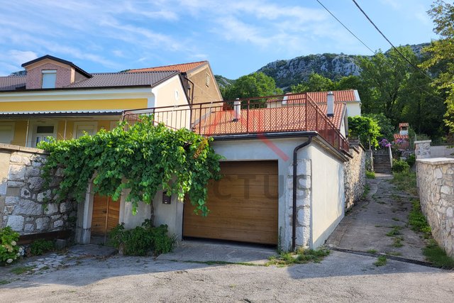 GEMEINDE VINODOLS Tribalj - zwei Häuser, Garage, Hof und Garten