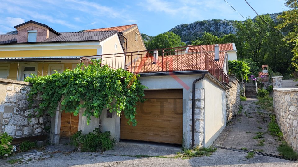 GEMEINDE VINODOLS Tribalj - zwei Häuser, Garage, Hof und Garten