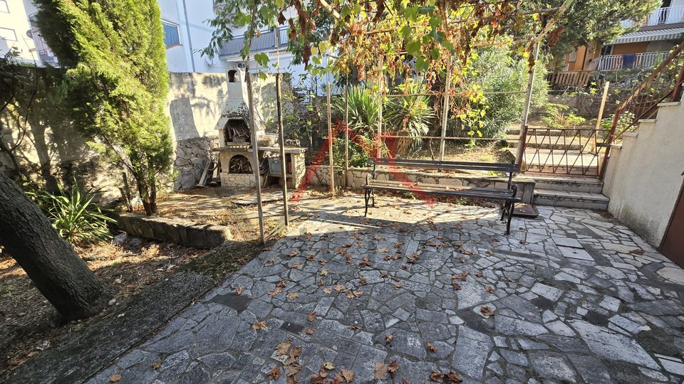 CRIKVENICA - Spazioso appartamento con garage, giardino e vista mare