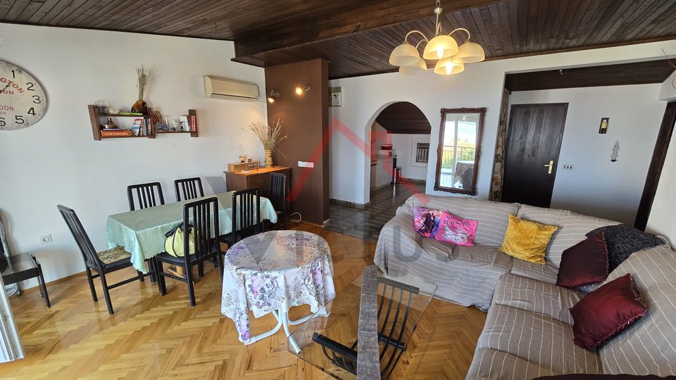 CRIKVENICA – Geräumige Wohnung mit Garage, Garten und Meerblick