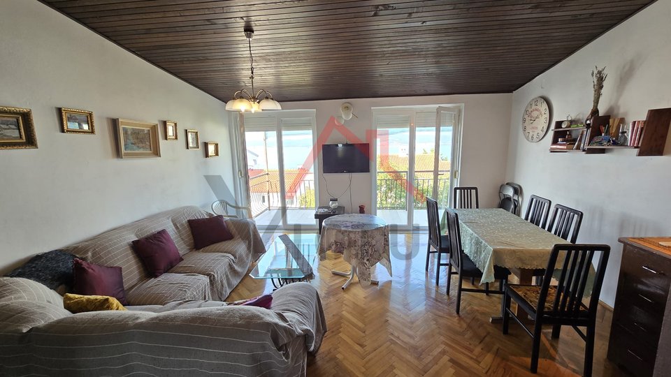 CRIKVENICA – Geräumige Wohnung mit Garage, Garten und Meerblick