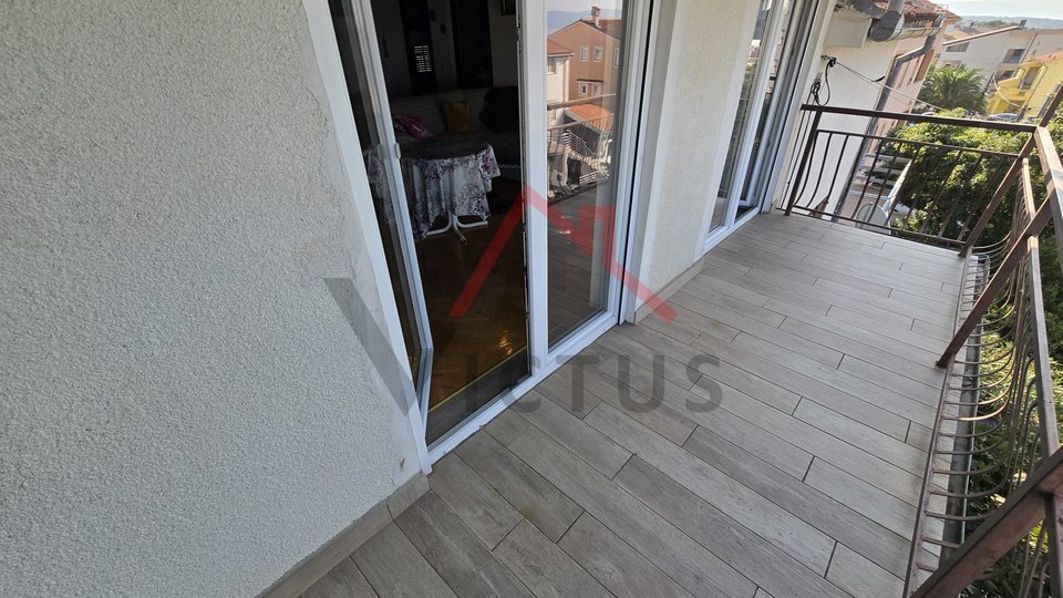 CRIKVENICA - Spacious apartment with garage, garden and sea view