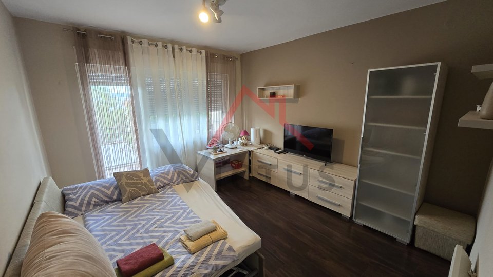 CRIKVENICA - 2 Schlafzimmer + Badezimmer, 100 Meter vom Strand entfernt, 66 m2