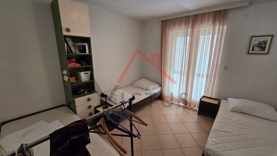 CRIKVENICA - Kuća s 4 apartmana i garažom