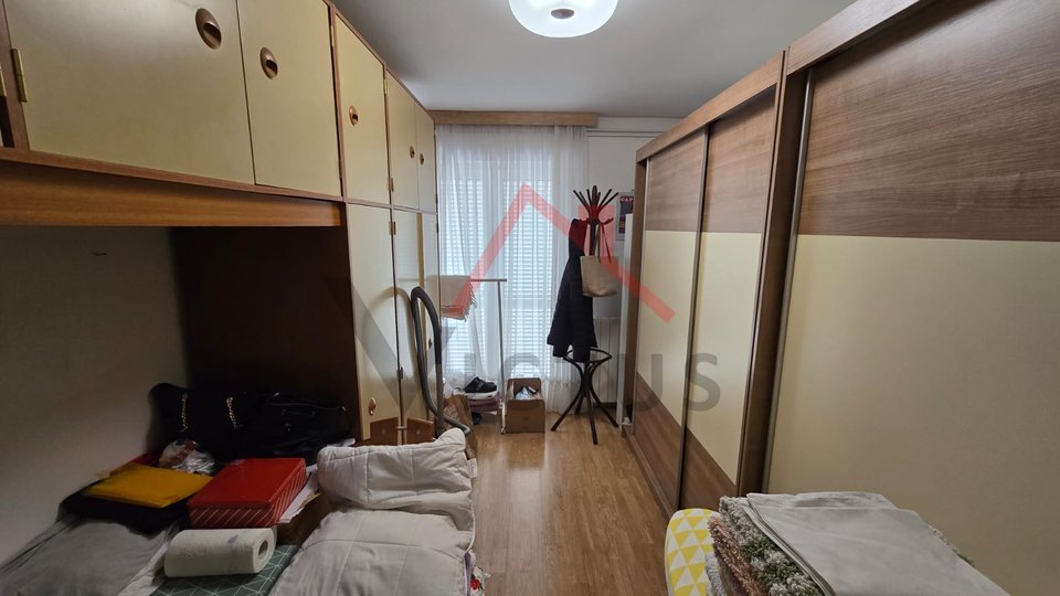 CRIKVENICA - Kuća s 4 apartmana i garažom