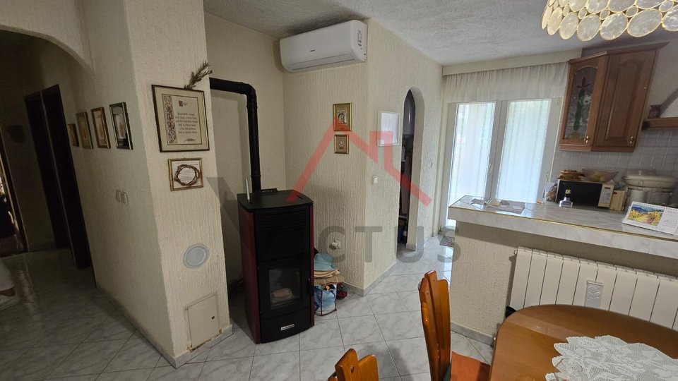 CRIKVENICA - Kuća s 4 apartmana i garažom