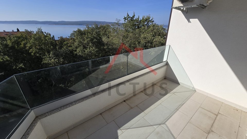 CRIKVENICA - Zweistöckige Wohnung in einem neuen Gebäude, 150 Meter vom Meer entfernt, 106 m2