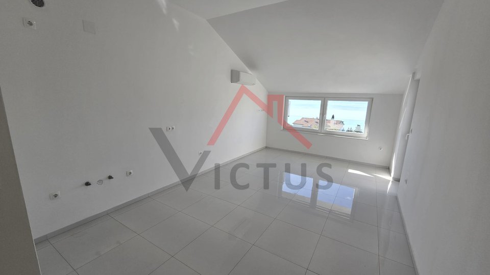 CRIKVENICA - Zweistöckige Wohnung in einem neuen Gebäude, 150 Meter vom Meer entfernt, 121 m2