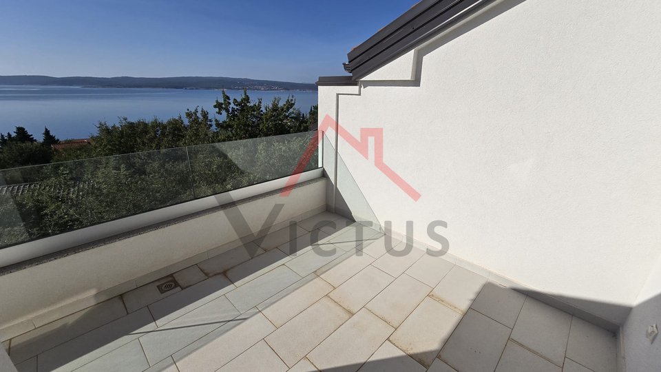 CRIKVENICA - Zweistöckige Wohnung in einem neuen Gebäude, 150 Meter vom Meer entfernt, 121 m2