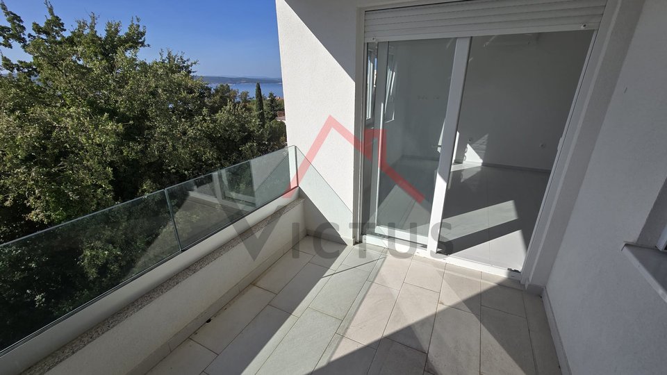 CRIKVENICA - Zweistöckige Wohnung in einem neuen Gebäude, 150 Meter vom Meer entfernt, 108 m2