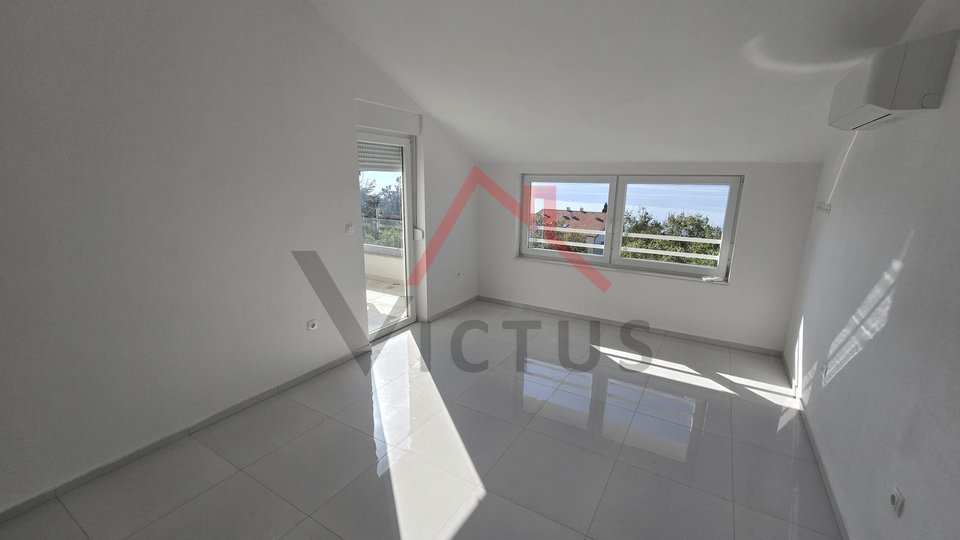 CRIKVENICA - Zweistöckige Wohnung in einem neuen Gebäude, 150 Meter vom Meer entfernt, 108 m2